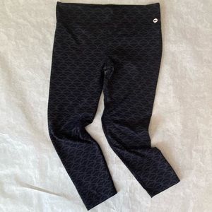 Vineyard Vines Performance sz L black grey whale tail pattern leggings